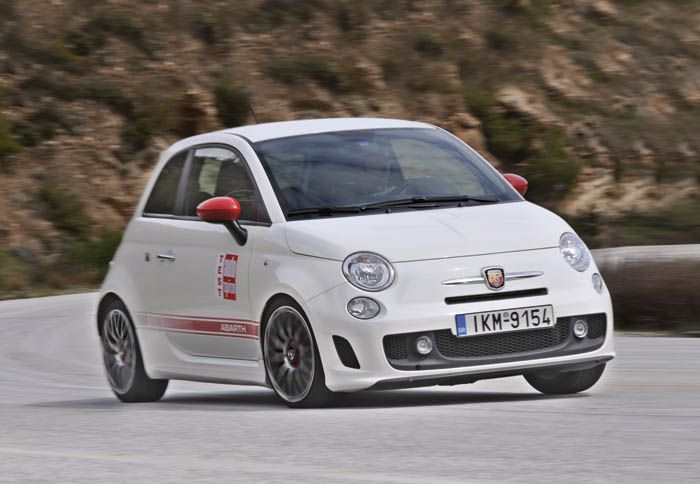 Με το 500 Abarth ο γνώστης μπορεί να κινηθεί εξαιρετικά γρήγορα και σταθερά.